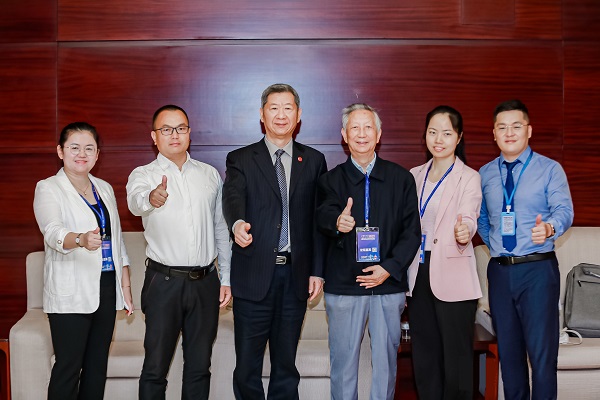 参会人员.jpg 参会人员.jpg